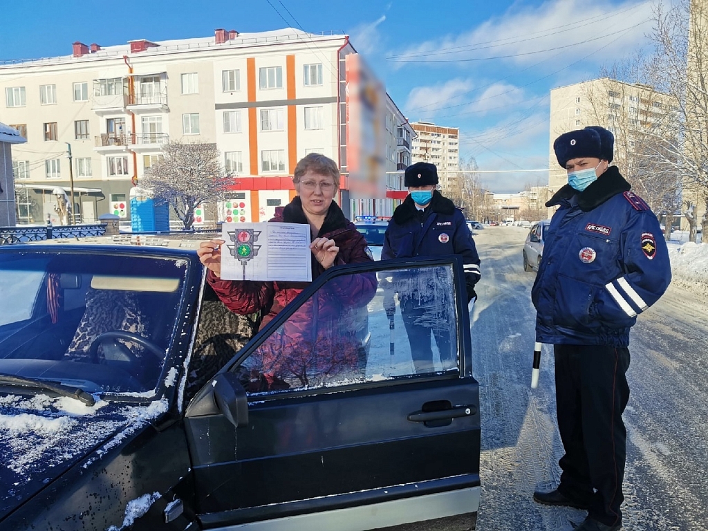 Инспекторы ГИБДД Первоуральска вручали водителям послания от детей